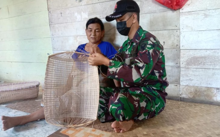 Belajar membuat kerajinan tangan khas suku Dayak sebaruk