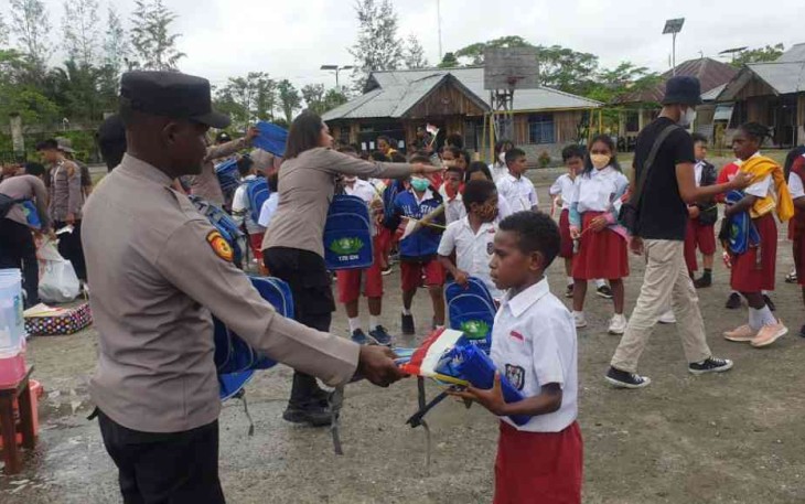 Bantuan peralatan sekolah Satgas Damai Cartenz 