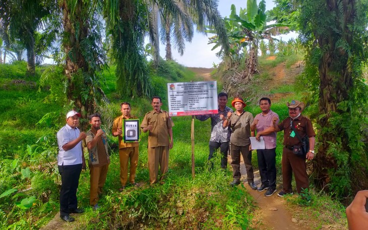 Pembangunan Plat duiker JUT, RT 06, Tirta Makmur, Kecamatan Air Manjuto, Kabupaten Mukomuko, Senin (23/5/2022).