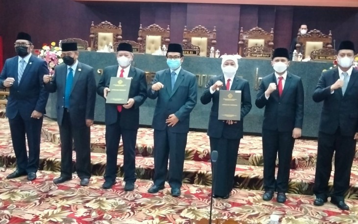 BPK RI saat menyerahkan LHP atas Laporan Keuangan Pemerintah Daerah (LKPD) Jatim untuk tahun anggaran 2021