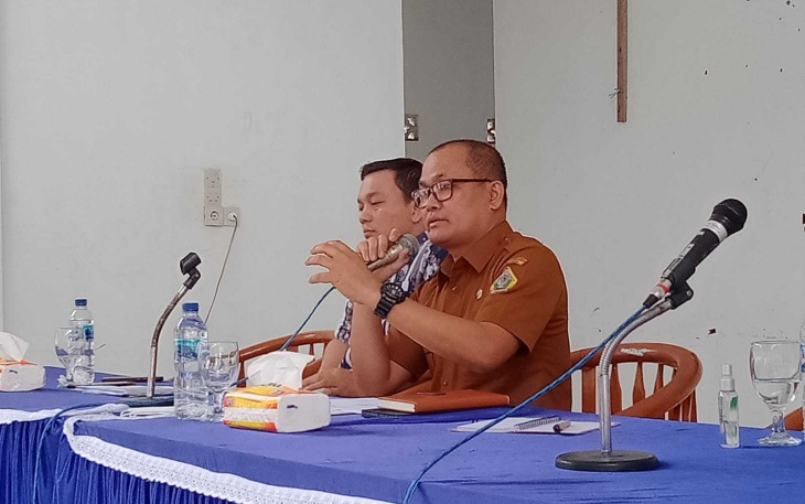 Kepala Badan Kesbangpol Samosir Dumosch Pandiangan memberikan sambutan.