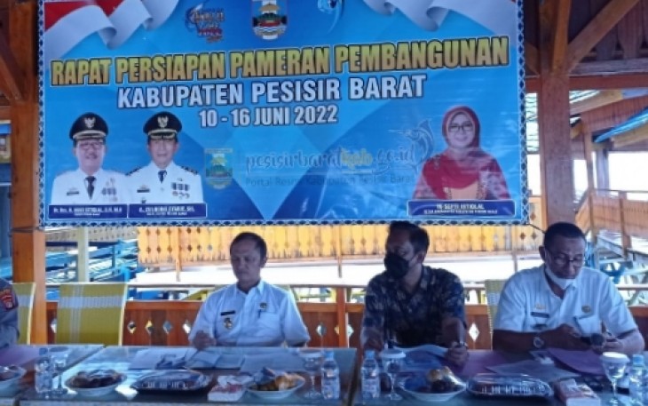 Rapat persiapan pameran pembangunan di Aula Lamban Apung, Rabu (25/05/2022).