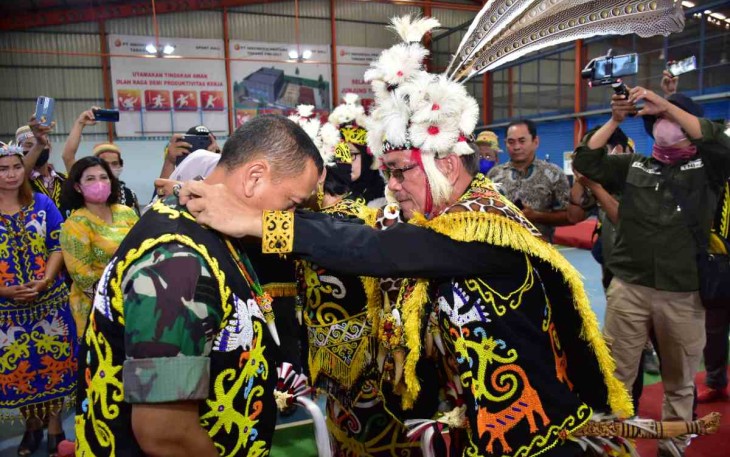 Kepala adat Dayak Besar Tabang sambut Danrem 091/ASN
