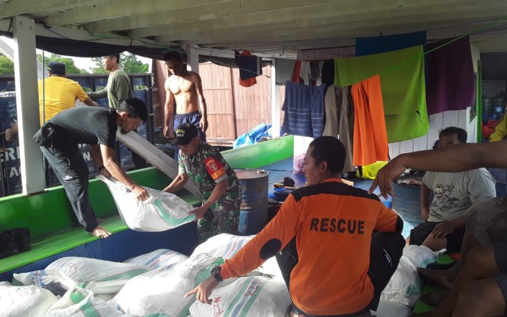 Bongkar muat bantuan warga terdampak banjir