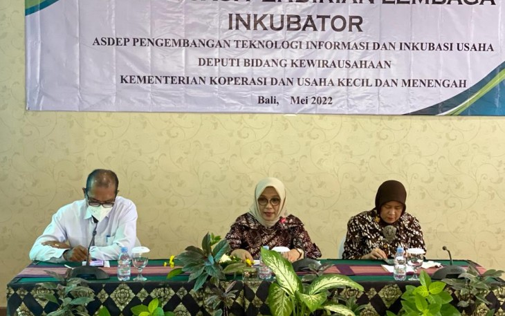 Siti Azizah (tengah) saat sosialisasikan lembaga inkubator di Bali