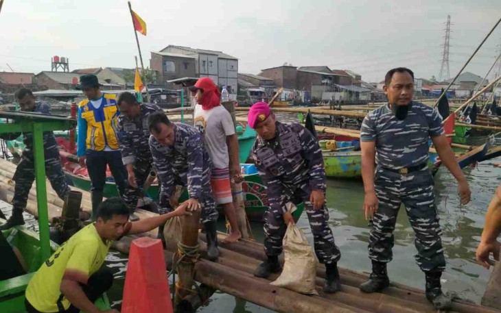 Berjibaku bersama warga perbaiki tanggul dengan karung pasir