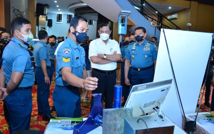 Siswa STTAL saat memperagakan perangkat lunak akusisi data