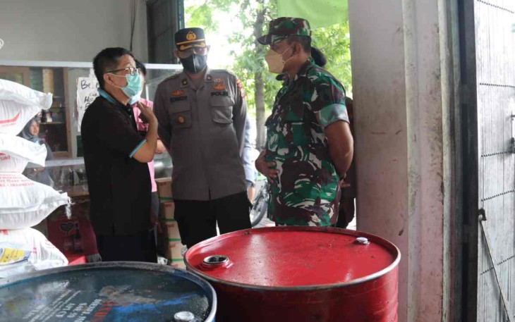 Dandim saat menerima penjelasan pedagang mengenai harga minyak goreng
