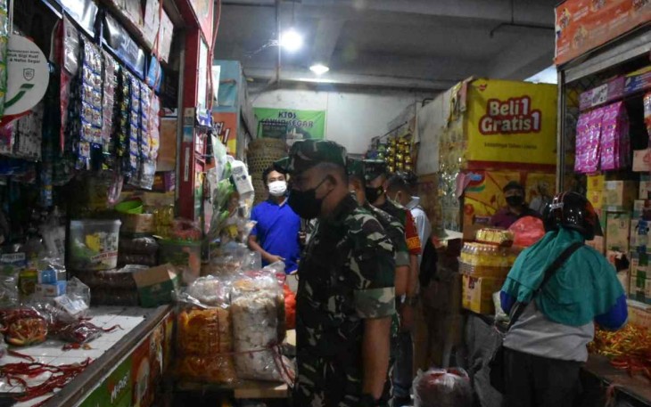 Dandim Madiun blusukan cek harga minyak goreng di pasar Besar