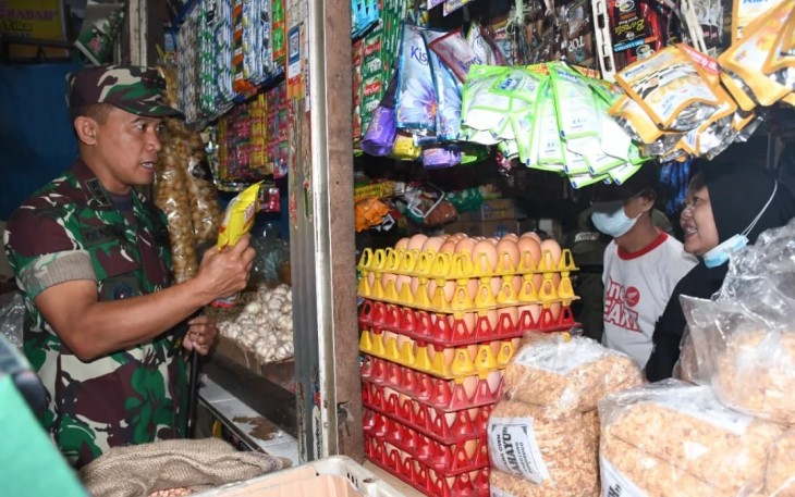 Danrem saat berdialog bersama pedagang mengenai harga migor