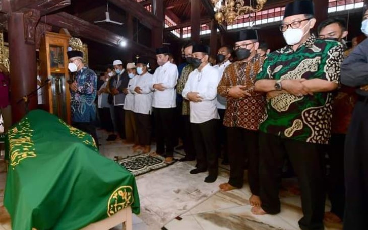 Presiden Joko Widodo saat mensholatkan alm Buya Syafii Maarif 