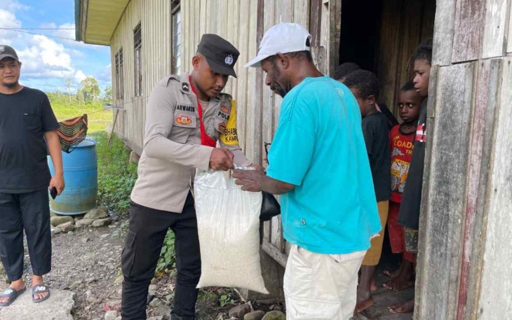 IPDA Murtono bantu warga kampung Kemali
