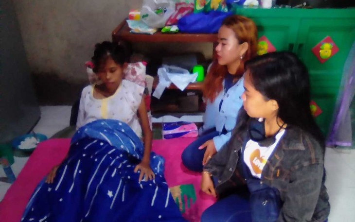 Nunik penderita tumor saat dikunjungi komunitas seni di Subang
