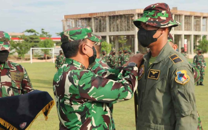Pangkoopsud I saat menutup latihan Parasailing di Batam 