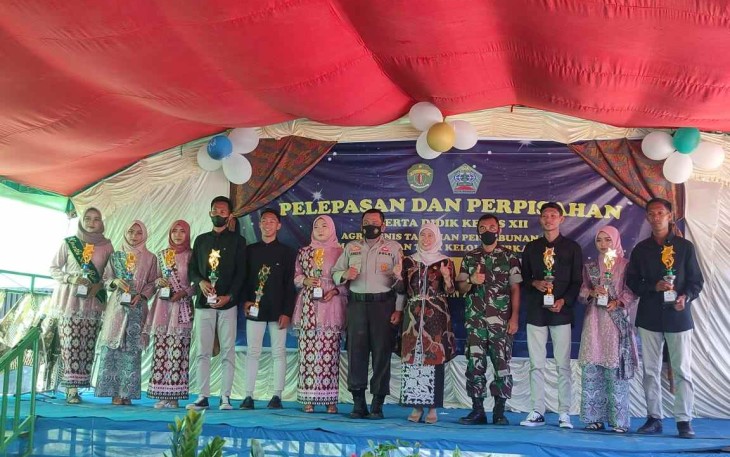 Foto bersama pelepasan siswa SMKN 1 Kota Bangun