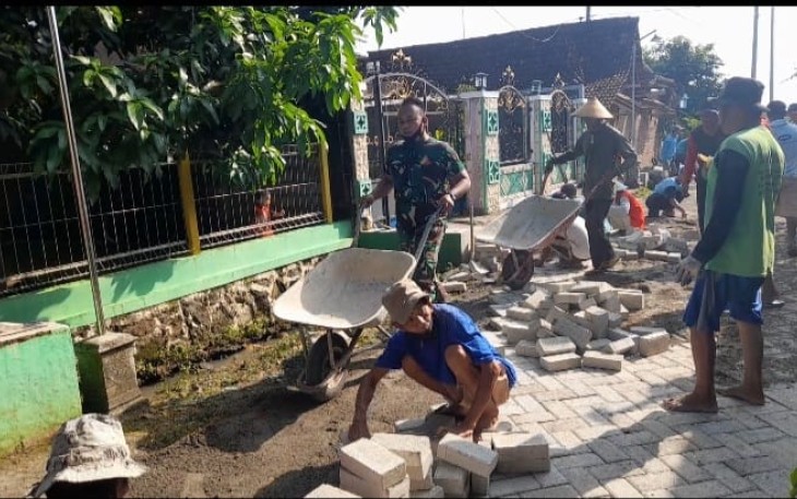 Gotong royong bersama warga wujud nyata kemanunggalan TNI Rakyat 