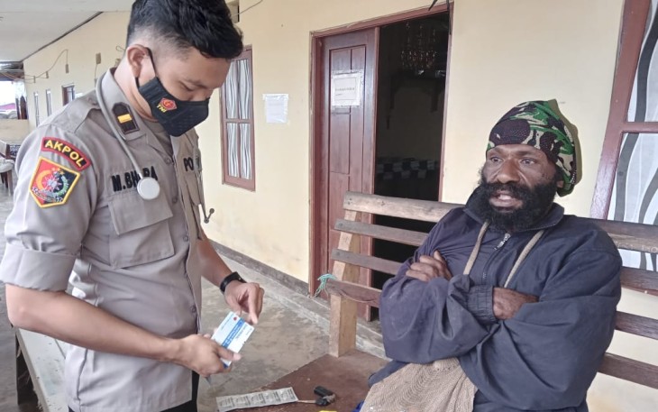 Tim medis saat memeriksa dan memberikan pengobatan bapak Jemi warga Kenyam 