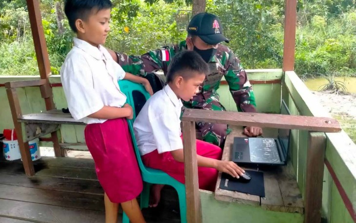 Antusias anak-anak perbatasan belajar melalui laptop