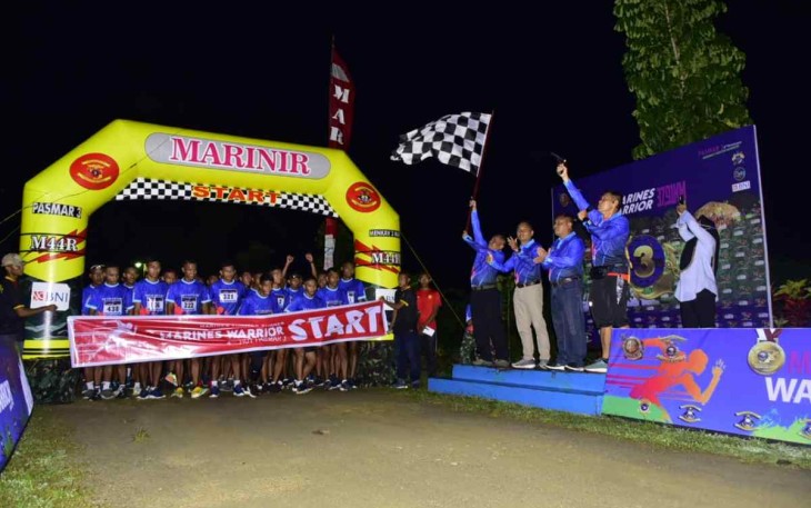 Danbrigif 3 Mar saat melepas peserta Marines Warrior Challenge 