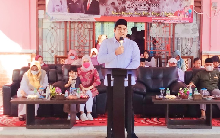 Plt Bupati Bintan, Roby Kurniawan, saat memberikan sambutan di hadapan para lansia, Minggu (29/5/2022).