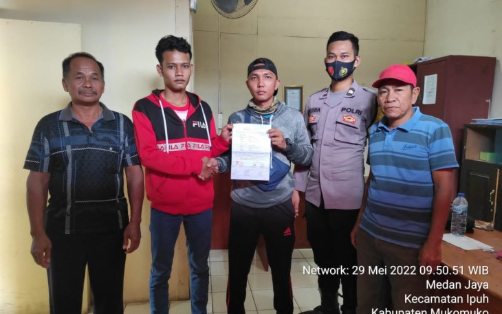Foto usai problem solving terkait pengancaman, oleh Polsek Mukomuko Selatan, Minggu (29/5/2022).