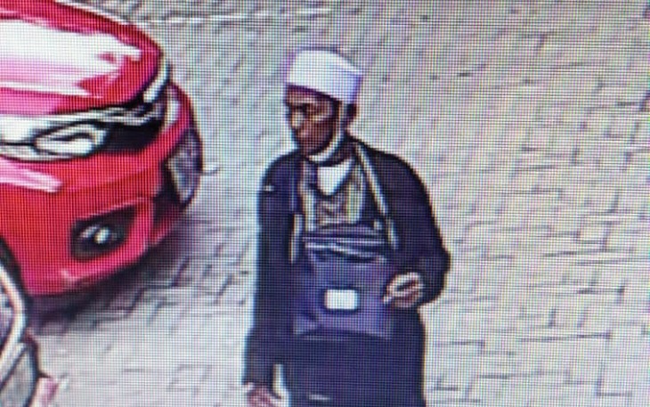 Foto: Hasil tangkapan layar CCTV hotel menunjukkan Ngari sempat berjalan ke tempat parkir.