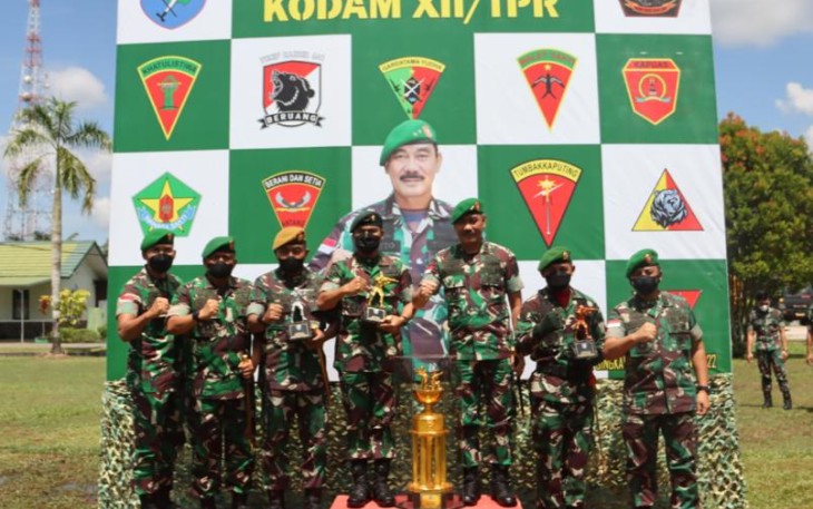Pangdam XII/Tpr poto bersama juara menembak piala Pangdam