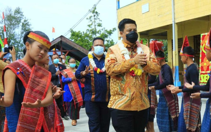 Bupati Samosir saat meresmikan gedung baru SMP RK Bintang Samosir Palipi, Sabtu (4/6/2022)..