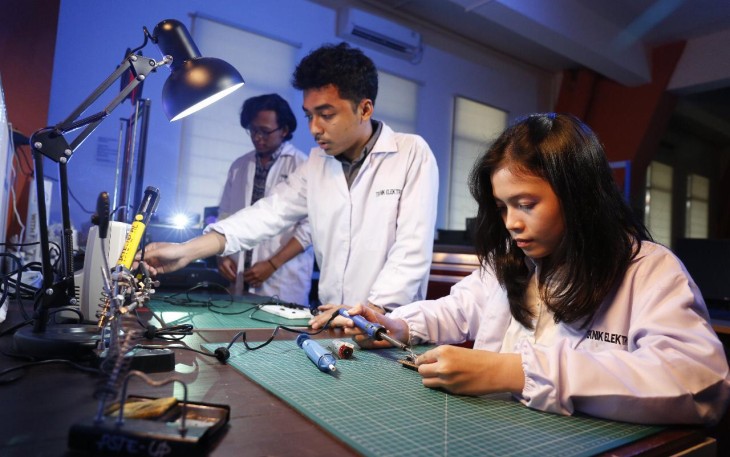 Kegiatan Praktikum Mikrokontroler oleh Mahasiswa Program Studi Teknik Elektro Universitas Pertamina (UPER), 2022.