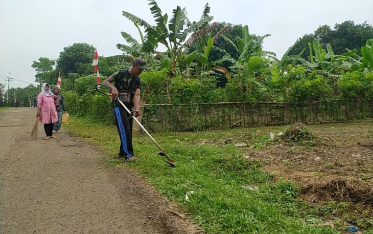 Satgas TMMD Kodim Purwakarta dan Masyarakat Lakukan Giat Bersih-bersih
