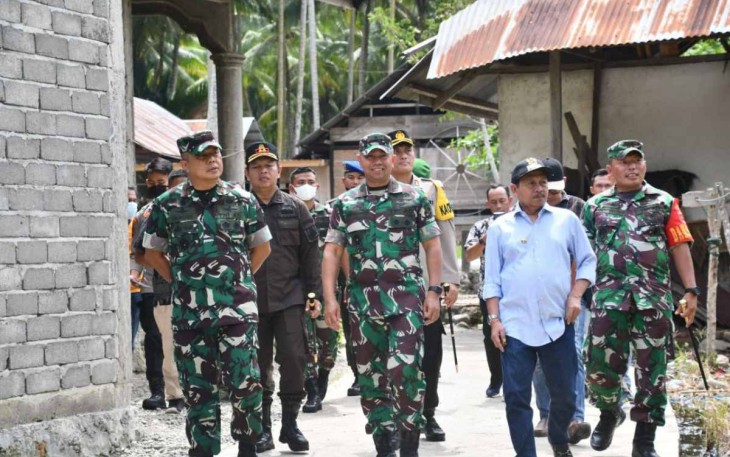 Kasdam XIV/Hasanuddin (tengah) saat tinjau pelaksanaan TMMD 113
