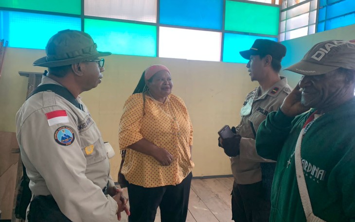 IPDA Arisandi Tancoma saat berkomunikasi program Koteka dengan Ibu Siska Abugau