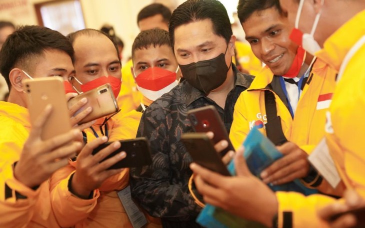 Erick Thohir saat selfi bersama pekerja migran Indonesia 