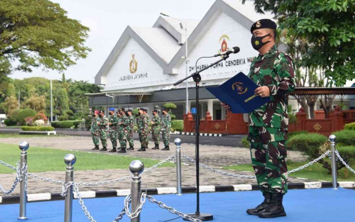 Dirdok Kodiklatal pimpin upacara bersama prajurit dan PNS