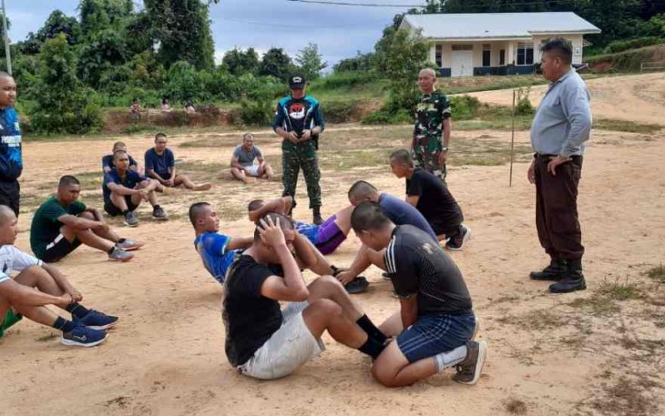 Olahraga bersama dengan karang taruna 
