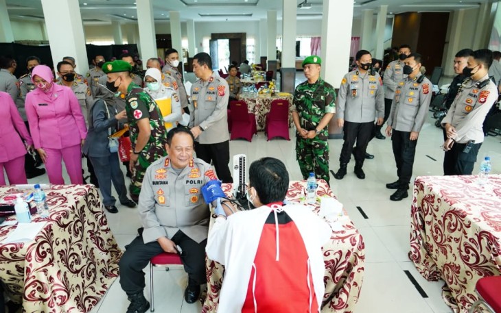 Kapolda mendonorkan darahnya menyambut HUT Bhayangkara Ke-76 di mapolda Jabar
