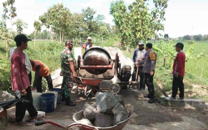 Serma Hariyanto berjibaku bersama warga bangun talud