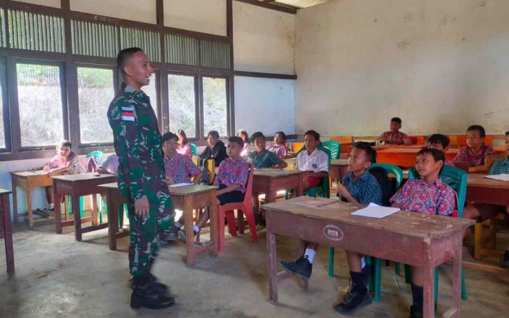 Personel satgas menjadi tenaga pengajar di SDN 26 Sei Daun