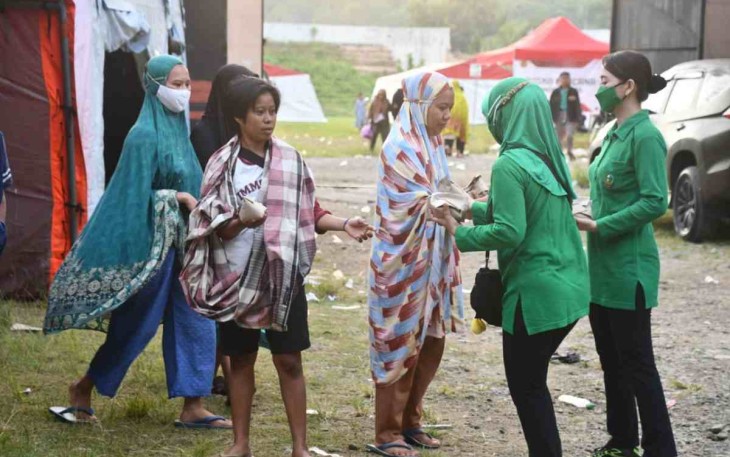 Bagikan makanan siap saji ke pengungsi 