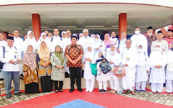 Plt Bupati Bintan, Roby Kurniawan, saat foto bersama calon haji, Kamis (9/6/2022).