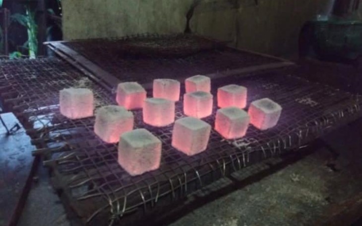 Proses pembakaran hasil pembuatan briket berbahan tempurung kelapa karya Mahasiswa Teknik Mesin Universitas Pertamina, 2022.