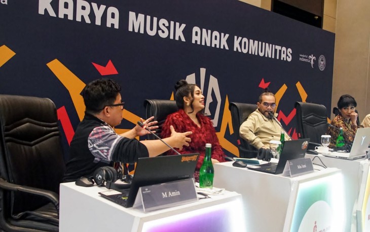 Dewan juri saat menilai kontestan lomba karya musik anak komunitas 