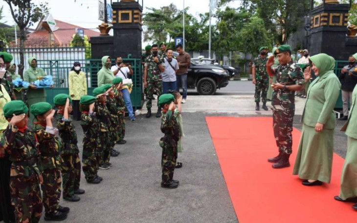 Kunjungan Danrem 073/Mkt disambut Tentara Minion Yonif 410/Alg