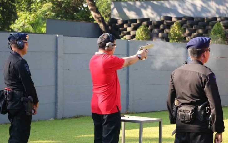 Kapolda Banten unjuk skill menembak 