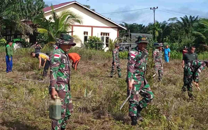 Satgas Yonif 645/Gty bersama masyarakat gelar karya bakti