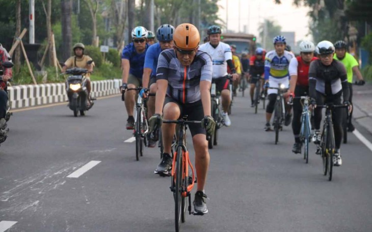 Pangdam Udayana saat gowes bersama jajaran
