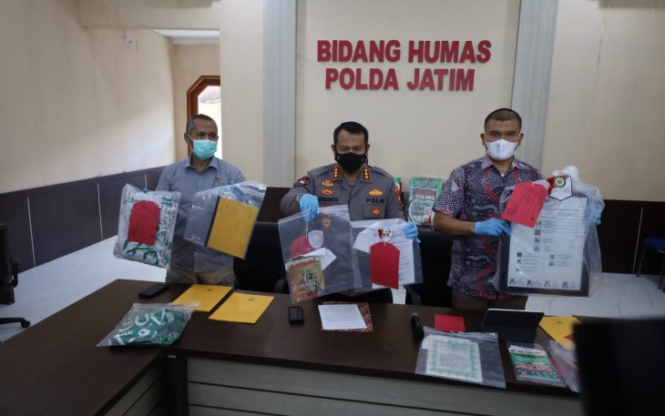 Kombes Pol Dirmanto saat memberikan keterangan pers terkait penangkapan Amir Khilafatul Muslimin di mapolda Jatim