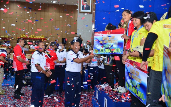 Wakasal saat memberikan juara 1 open turnamen voli Kasal Cup 