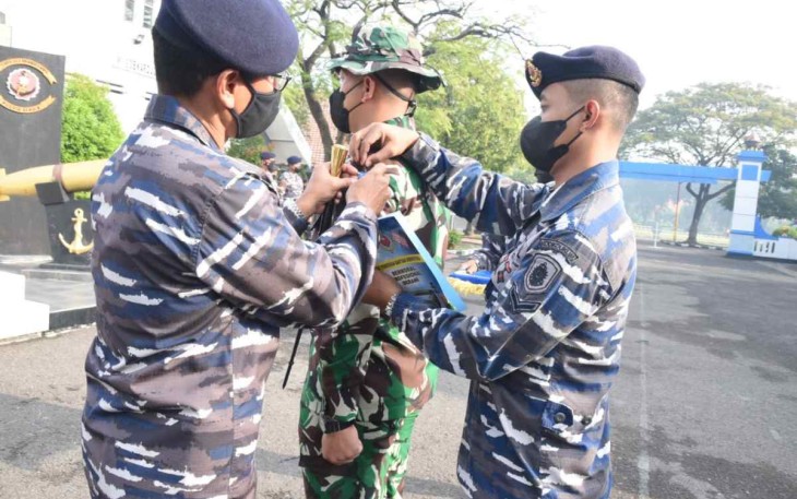 Danpusdikbanmin saat sematkan siswa Dikspespa TNI AL 2022
