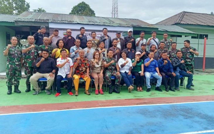 Dandim foto bersama dengan insan media Dairi